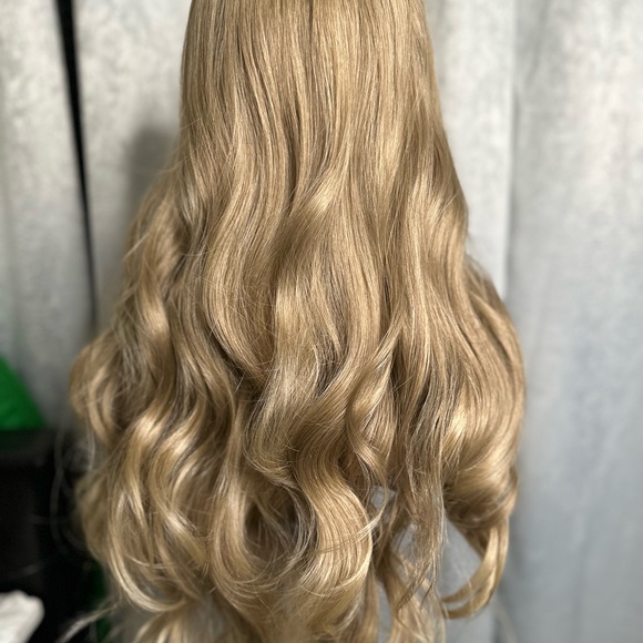 BETH - Picture 3 of 8